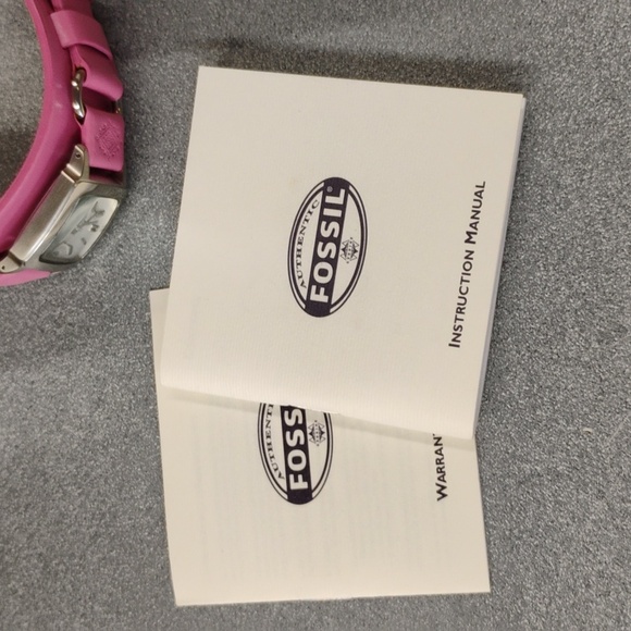 Vintage Pink Fossil Watch - Picture 6 of 8